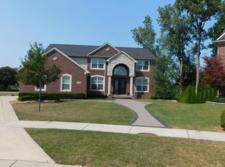 966 Monterey Ln, Rochester Hills, MI 48307
