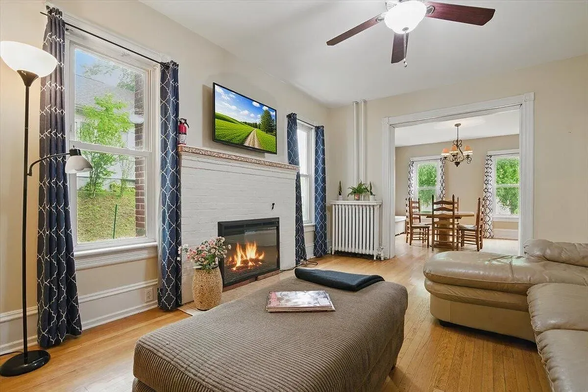 112 E Brown St — Photo 3