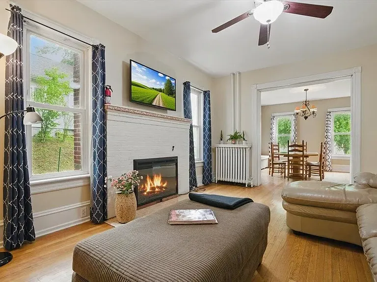 112 E Brown St — Photo 3