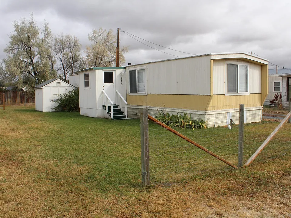 816 Robert St