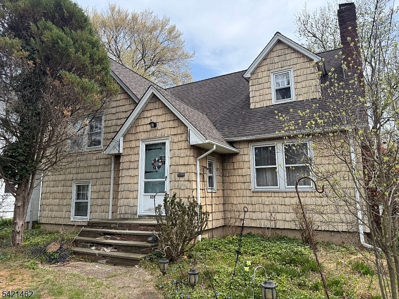 1st image of 635 Rockview Ave
