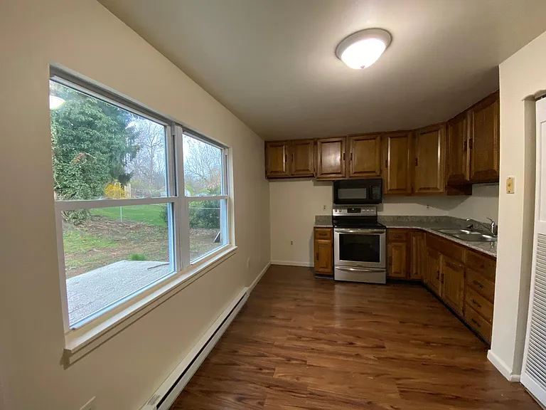 325 W Ridge St — Photo 3