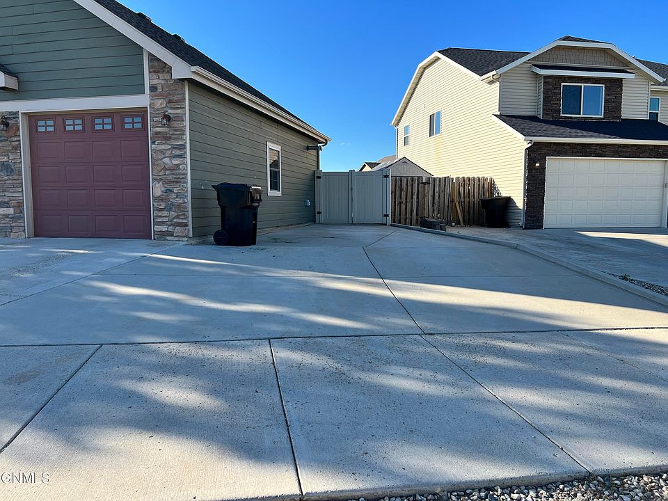 1555 Creekside Dr W, Williston, ND 58801 | Zillow