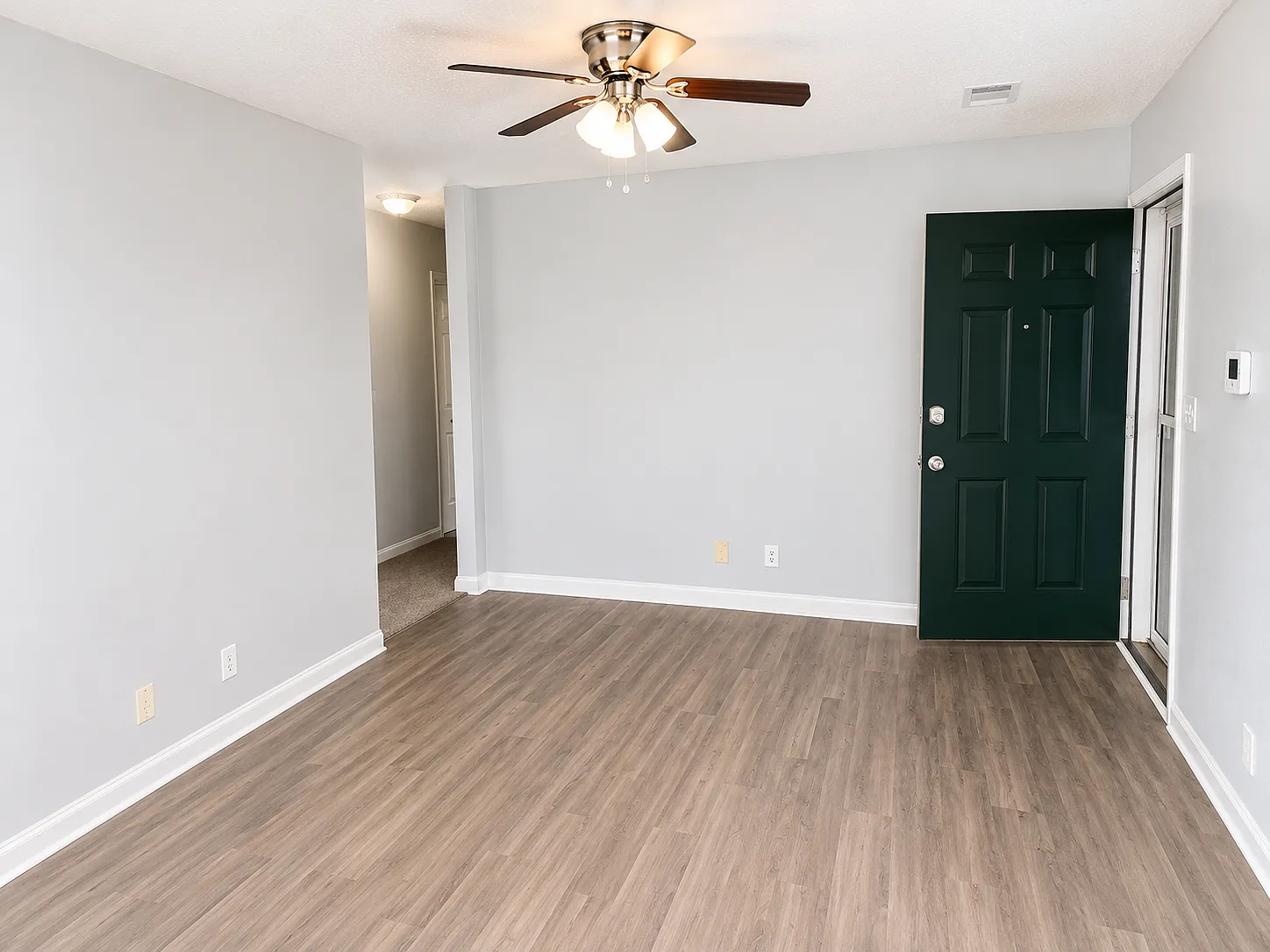 3 bed, 2.0 bath, 968 sqft, $1,450 — Photo 2