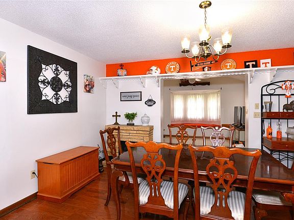 5th image of 828 Hillcrest Dr