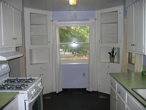 KITCHEN & EATING NOOK