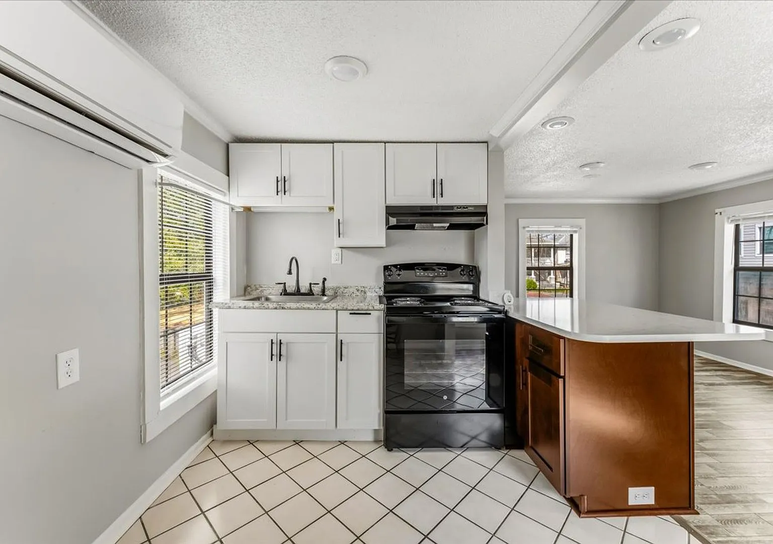 Charming Studio in a Great Location $1,000/month — Photo 4