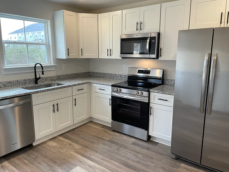 210 King St — Photo 2