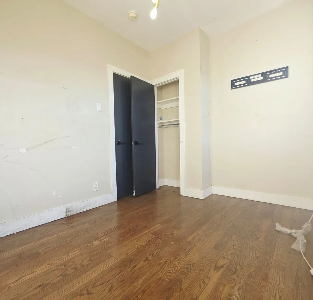 3 bed, 1000 sqft, $2,400 — Photo 2