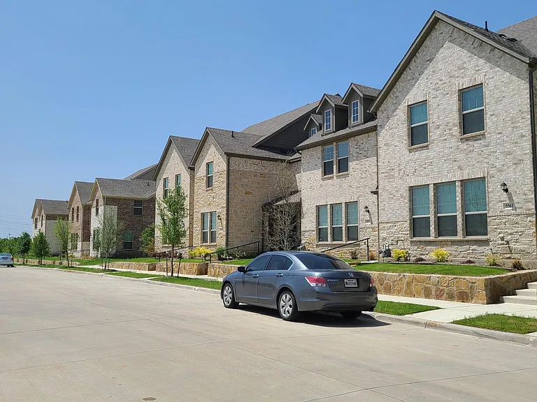 6825 Andrew Dr — Photo 2
