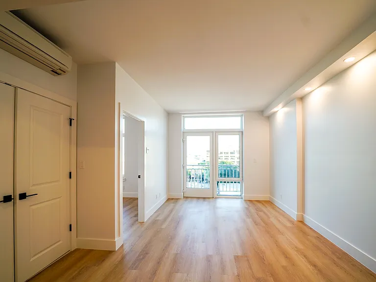 36-22 31st St #3D — Photo 2