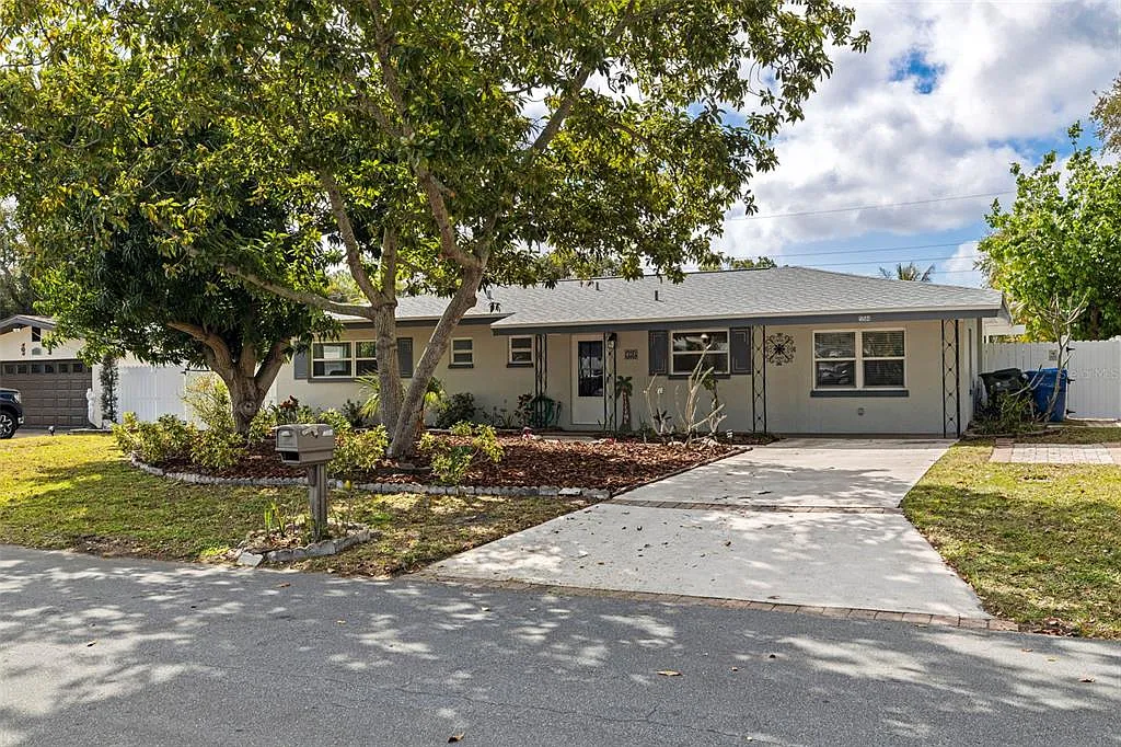 3 bed, 2.0 bath, 1278 sqft, $3,800 — Photo 2