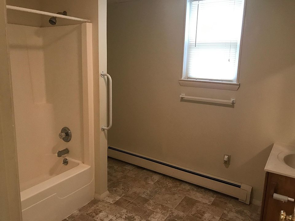 2nd image of 208 Canal St APT C