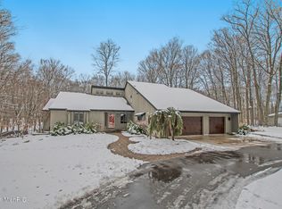 9755 Ravine Ridge Dr SE, Caledonia, MI 49316