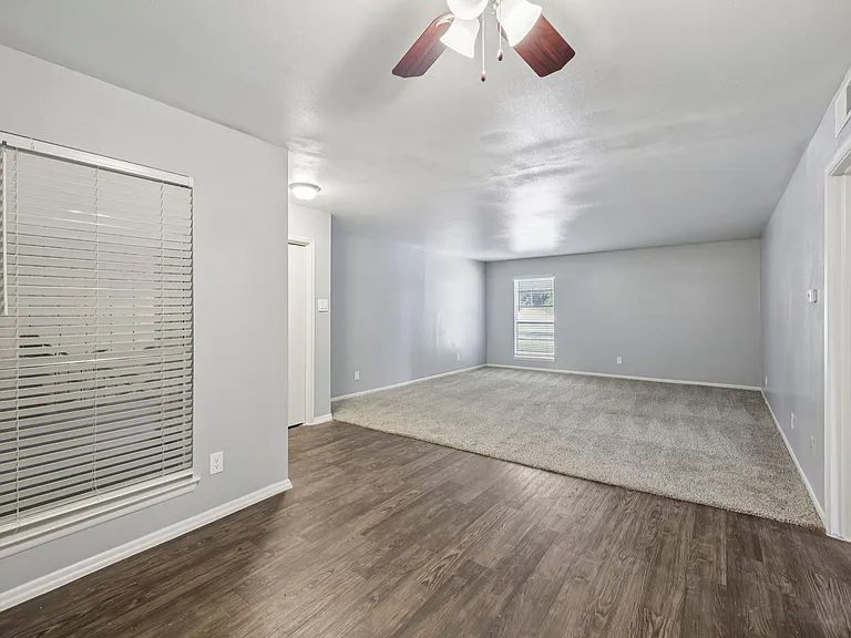 Premier Gardens Apartments — Photo 25