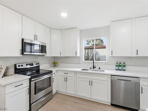 4th image of 163 Greenbriar Townhouse Way