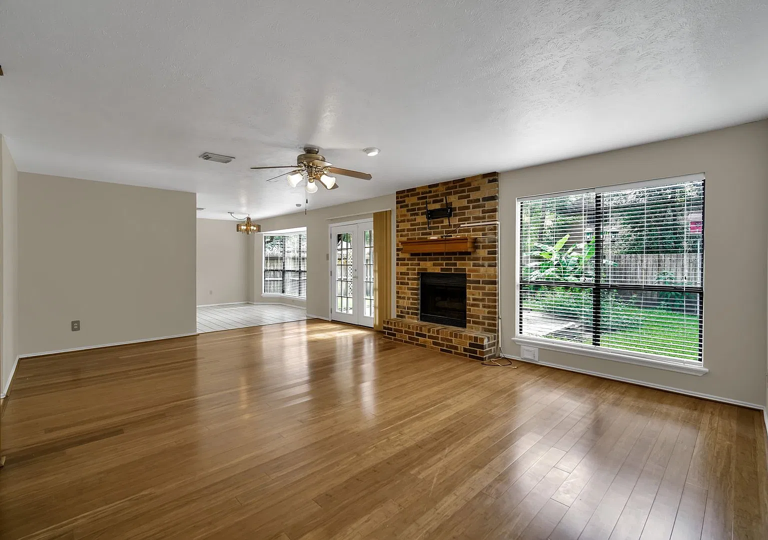 4 bedroom home conveniently located in The Woodlands — Photo 4
