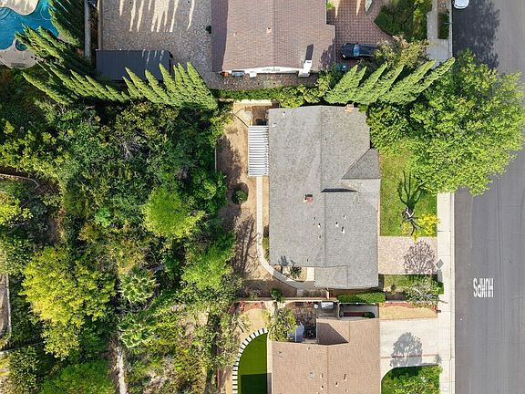 4th image of 10621 Vanalden Ave