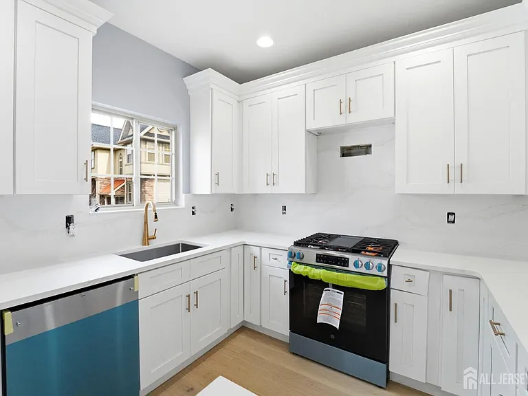 704 Green Ln — Photo 2