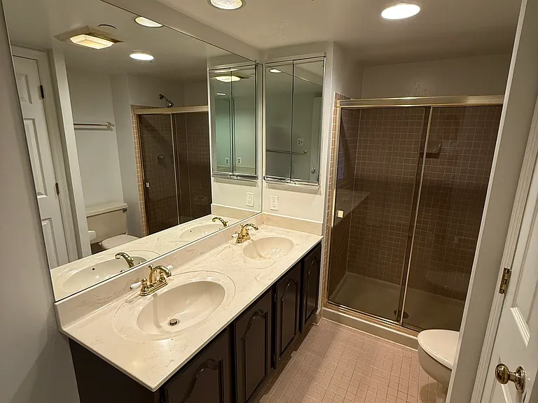 1301 N Courthouse Rd #910 — Photo 4