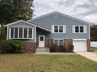 6 Ruth Rd, Cortlandt Manor, NY 10567