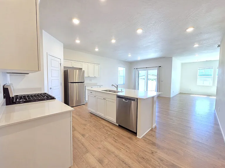 5711 W Georgetown Ln — Photo 4
