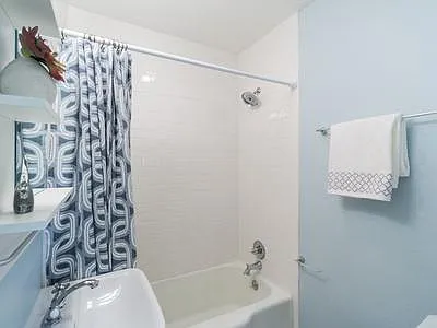 Clean and tidy second bath