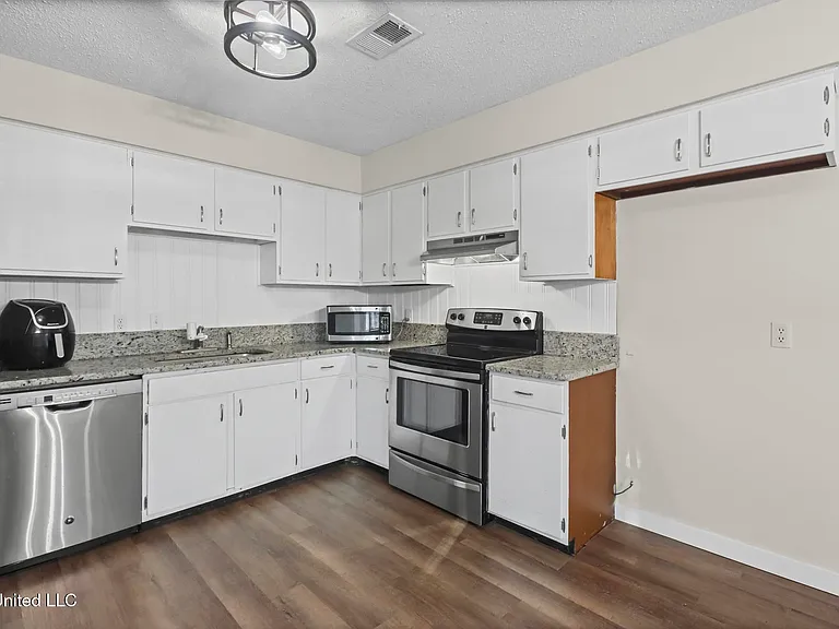 110 Jamaica St — Photo 12