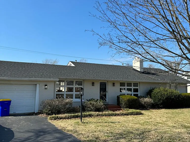705 Hampton Dr — Photo 2
