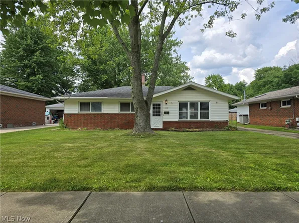 223 Maplelawn Dr, Berea, OH 44017