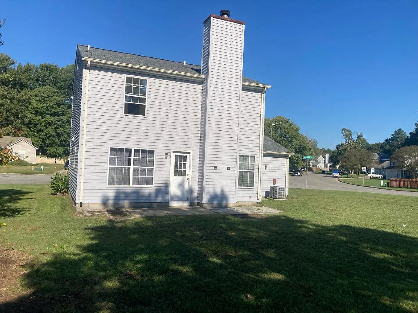 3 bed, 2.5 bath, 1400 sqft, $1,975 — Photo 3
