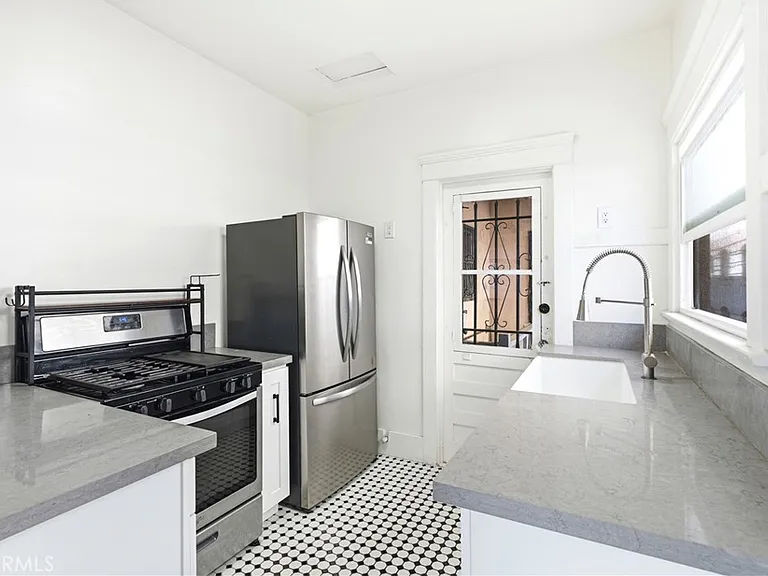 333 W 4th St #13 — Photo 5