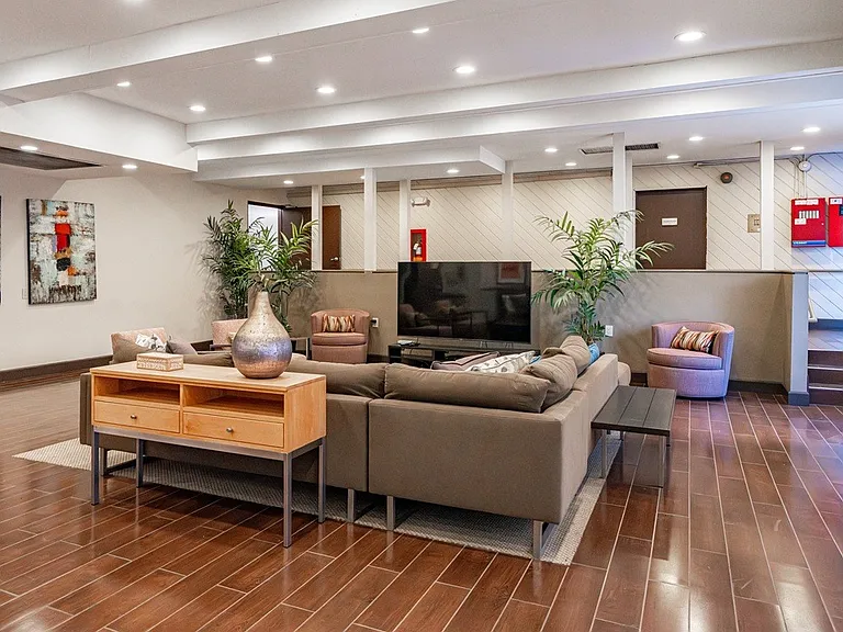 Oak Park Apartments — Photo 10