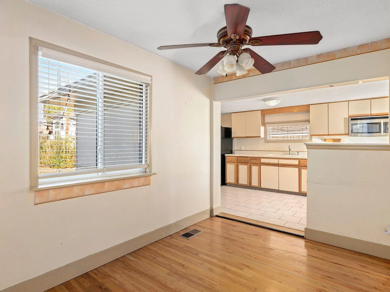 2 bed, 987 sqft, $2,400 — Photo 4