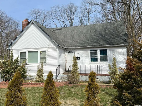 132 Smith Street, Amityville, NY 11701