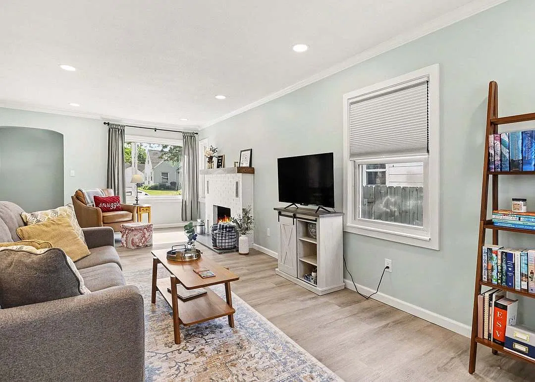 3 bed, 1.5 bath, 1368 sqft, $2,200 — Photo 2