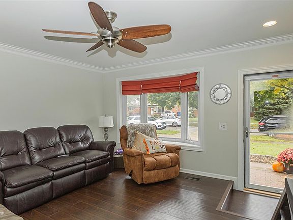 5th image of 32615 Gloede Dr