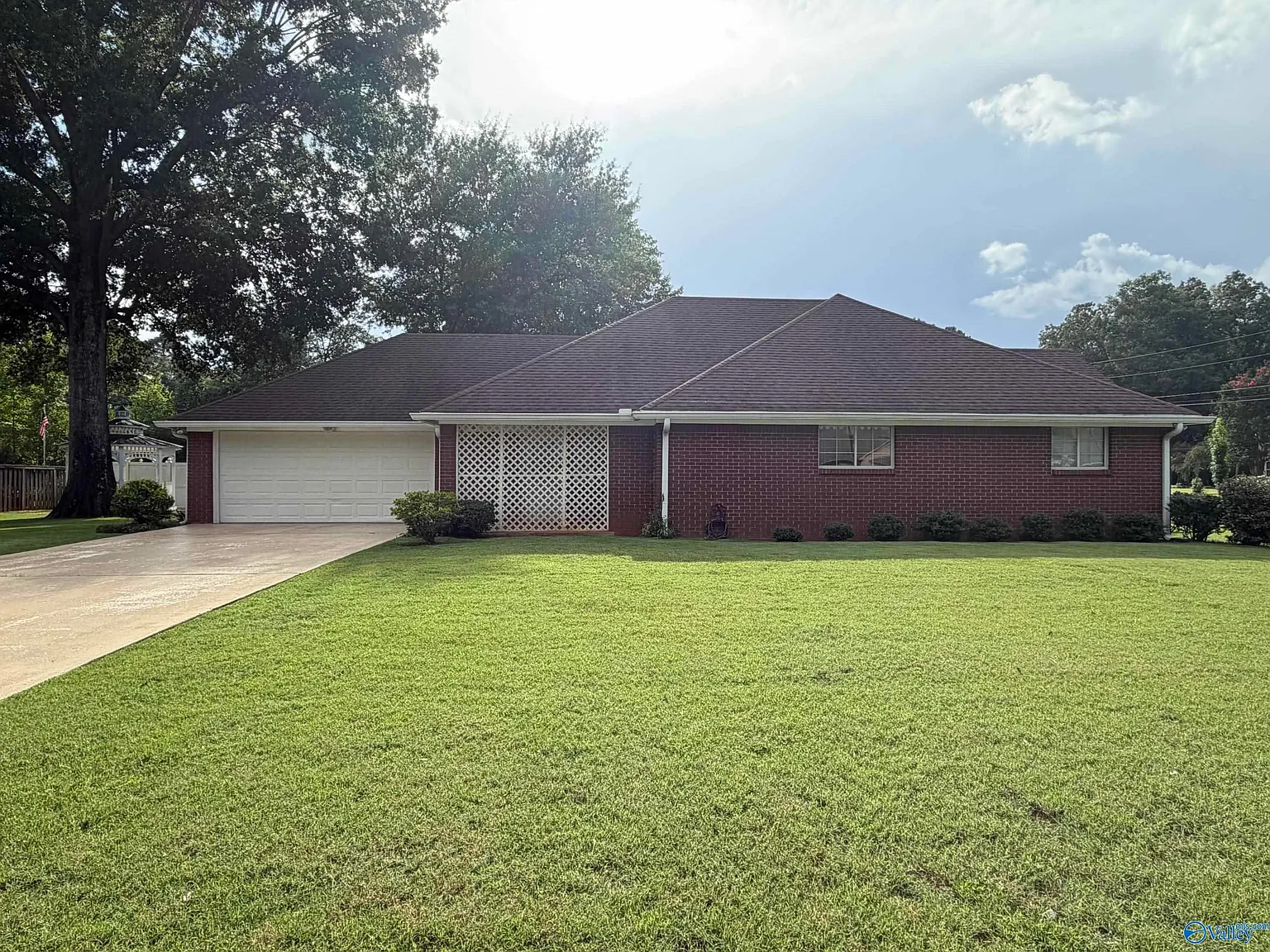 4 bed, 3.0 bath, 2300 sqft, $2,200 — Photo 2