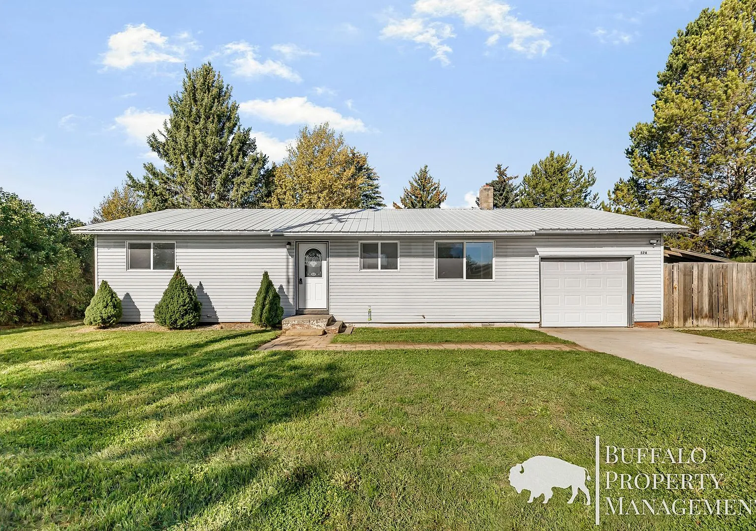 Charming Newly Remodel 3bd 1ba home with large fenced back yard!! — Photo 2