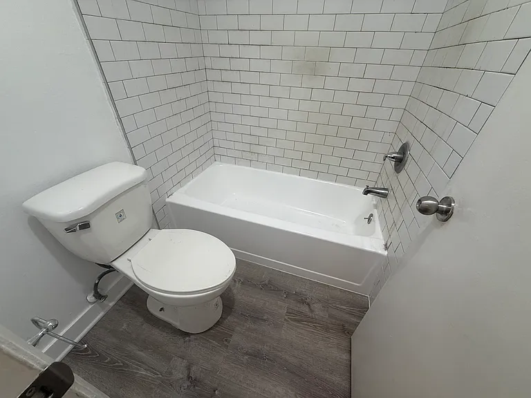 1420 North Mansfield Avenue - 205 — Photo 12