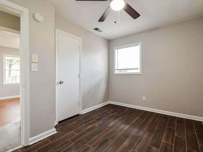 1335879_025_main_bedroom_13548140.jpg