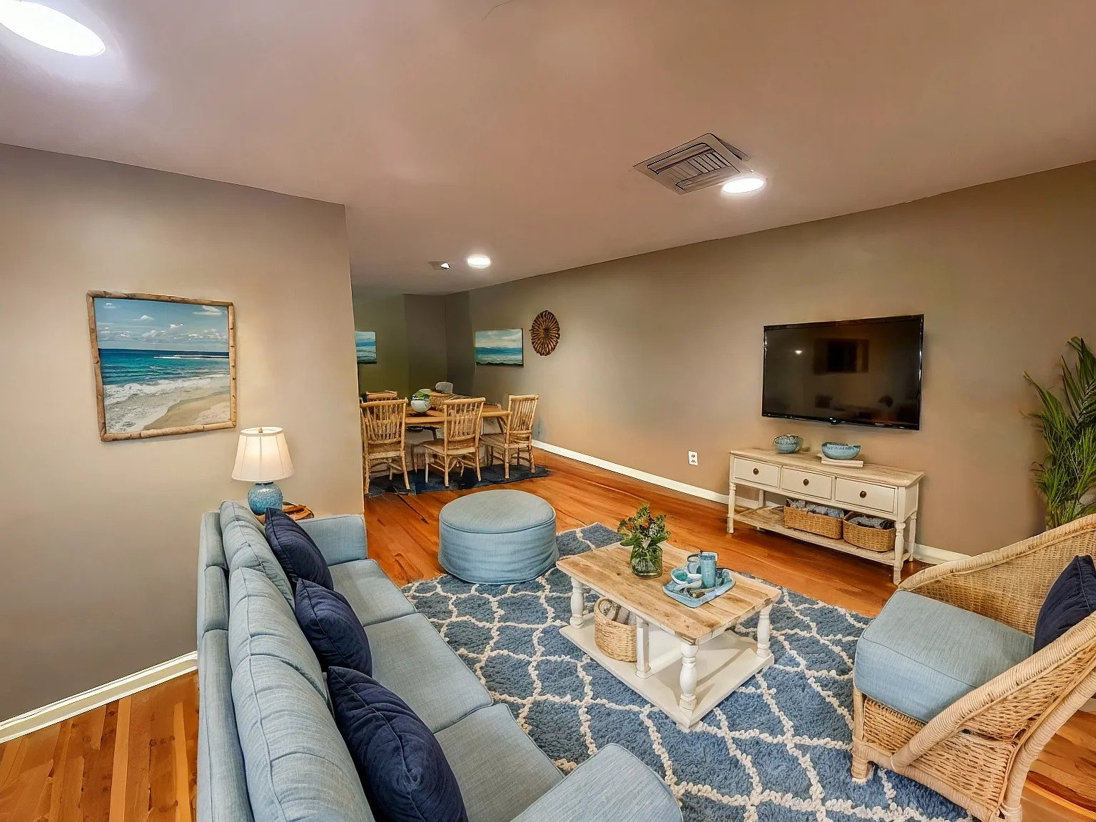 3 bed, 2300 sqft, $4,900 — Photo 2
