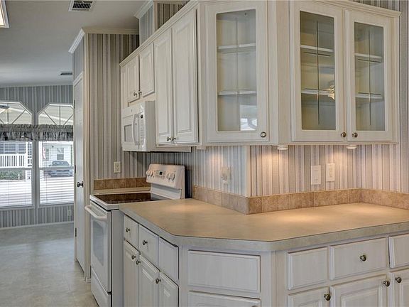 5th image of 328 Papaya Cir