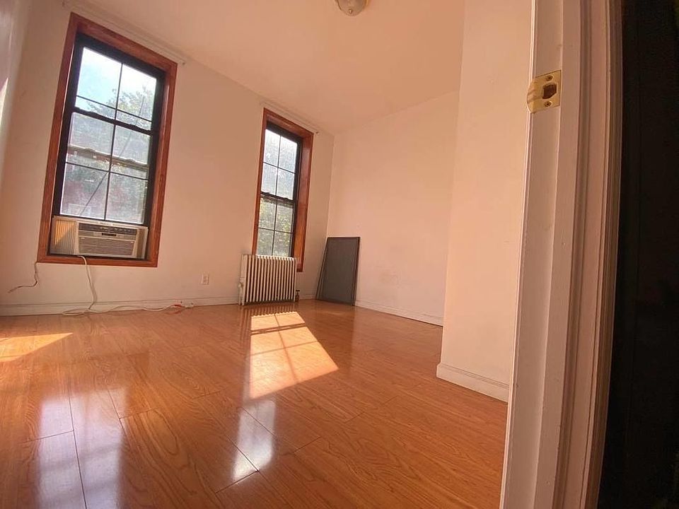 2nd image of 144 Wythe Ave #2A