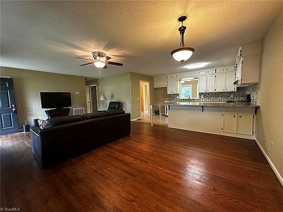 3rd image of 500 James St