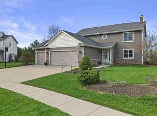 219 Shore Cir, Oconomowoc, WI 53066