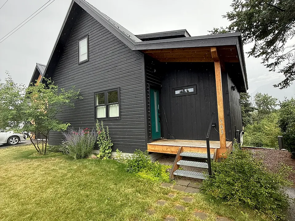 503 2nd Ave E