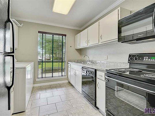 kitchen with washer/dryer 