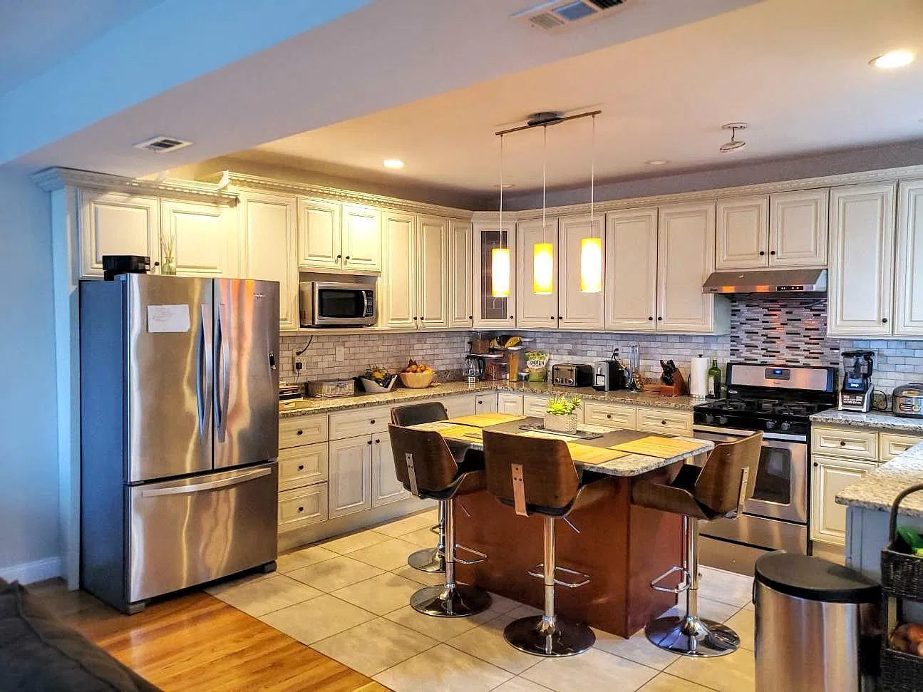 3 bed, 2.5 bath, 1800 sqft, $4,200 — Photo 3