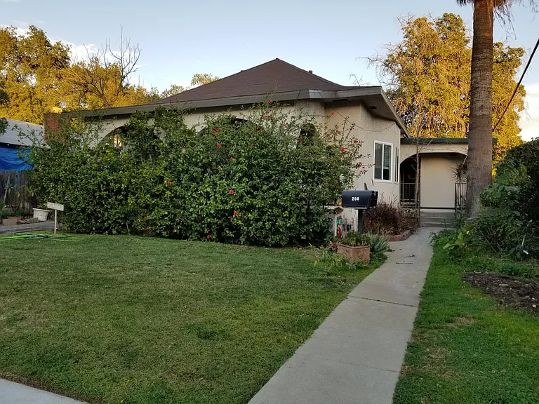 208 S Encinitas Ave — Photo 2